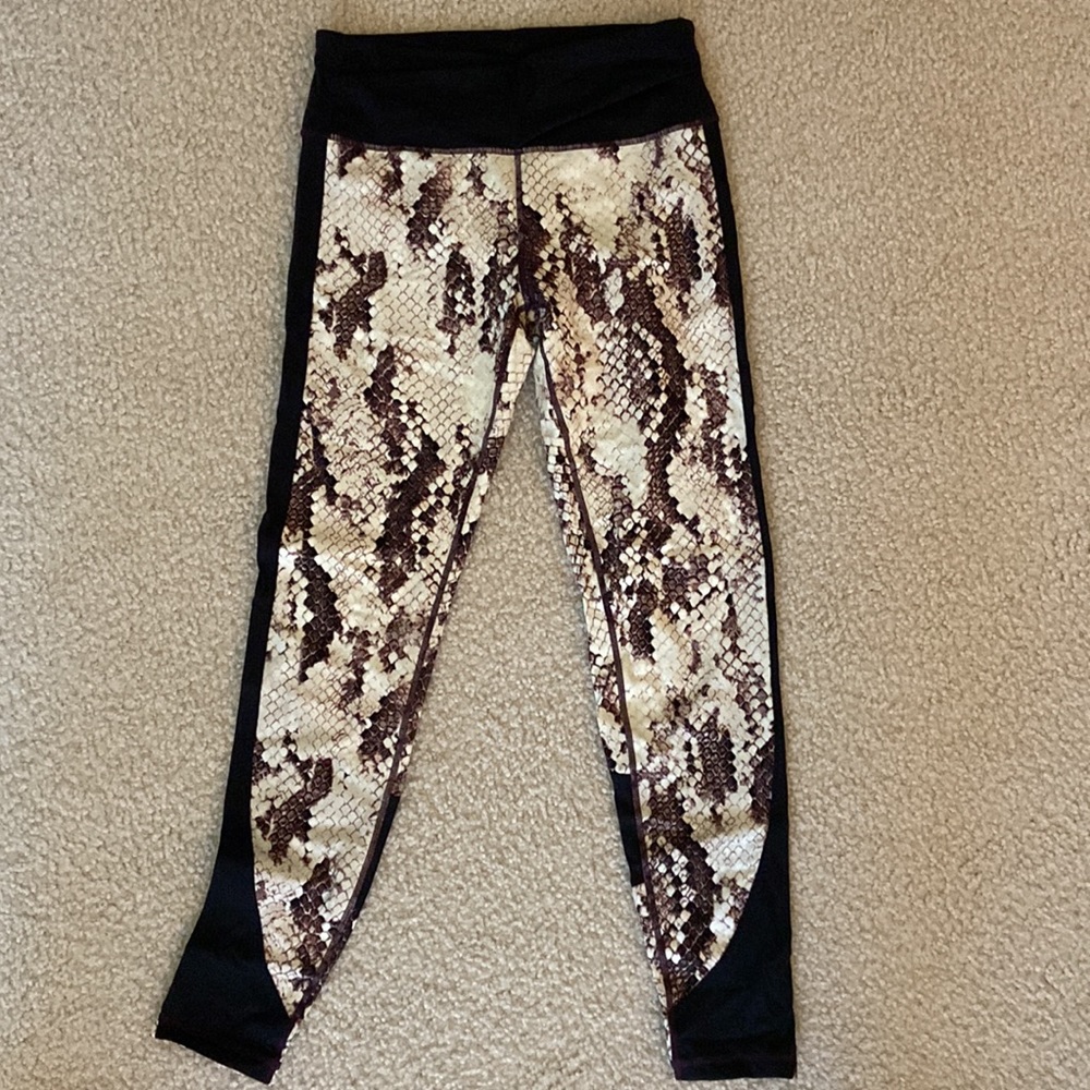 Manduka Legging. Wrap up legging. Sidewinder print. size M NWT